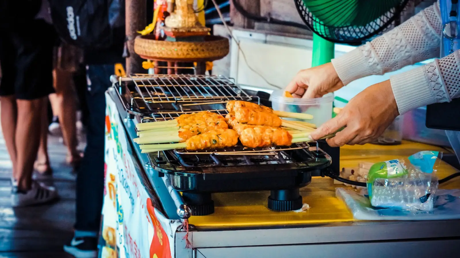 上海阳赞广广告工程灯箱制作材料选用与性能对比分析