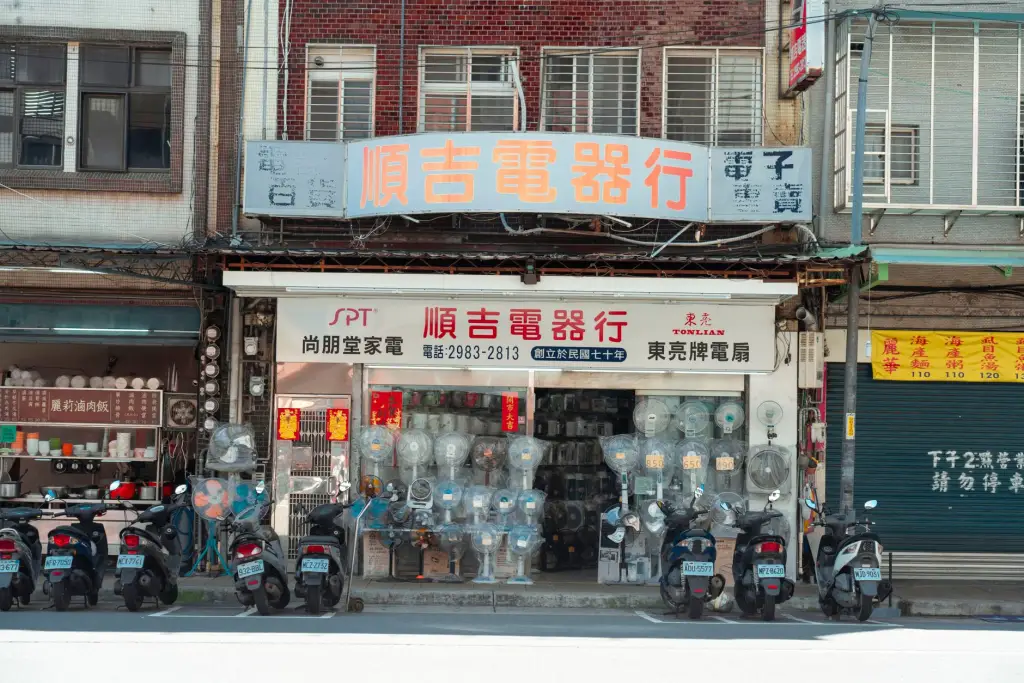 发光字与灯箱广告的夜间视觉效果对比及适用场景分析