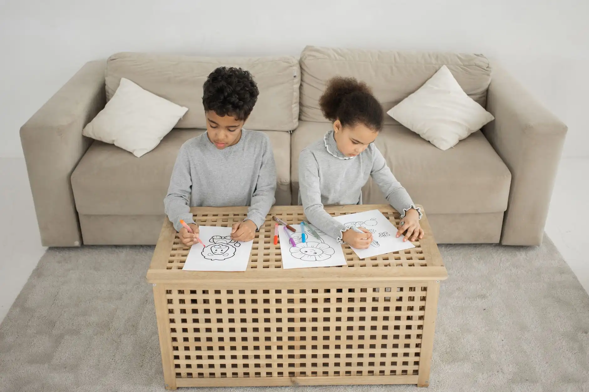 户外发光字与普通灯箱产品性能对比分析