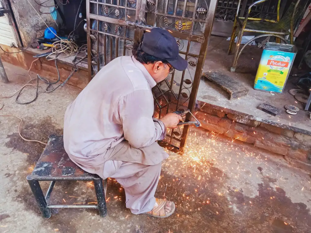 上海阳赞广广告工程：灯箱制作与发光字一体化施工方案详解