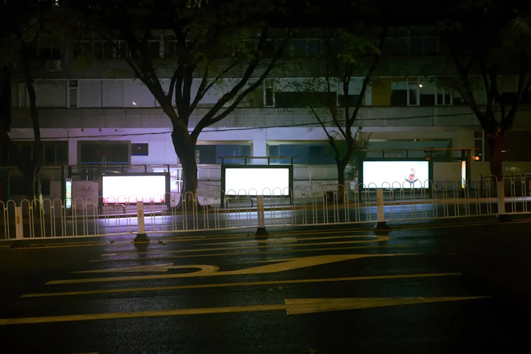 商业发光字与户外广告工程材料对比及选用建议正文配图 2