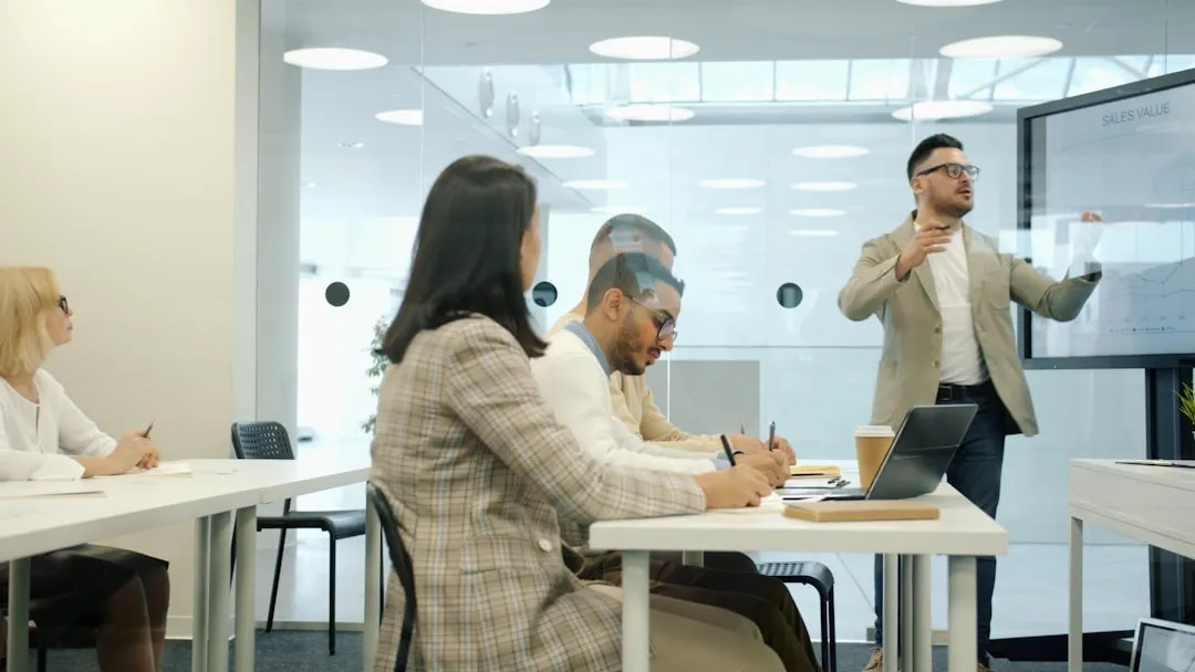 户外发光字安装工艺升级：提升广告工程安全性与耐久性的技术要点