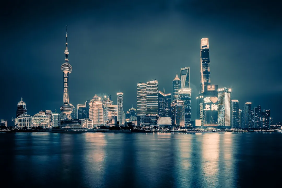 灯箱制作工艺升级：高亮节能发光字与户外广告的适配方案