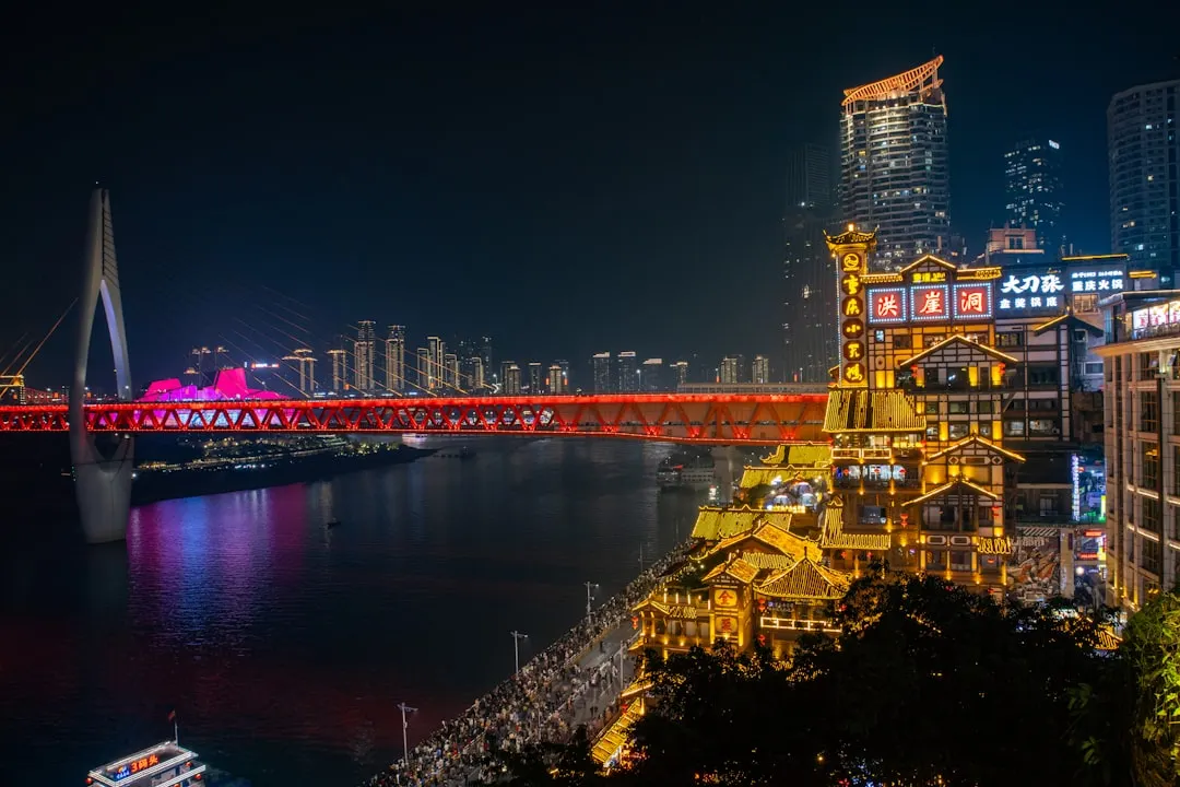 户外发光字安装工艺对比：三种主流固定方式的技术要点
